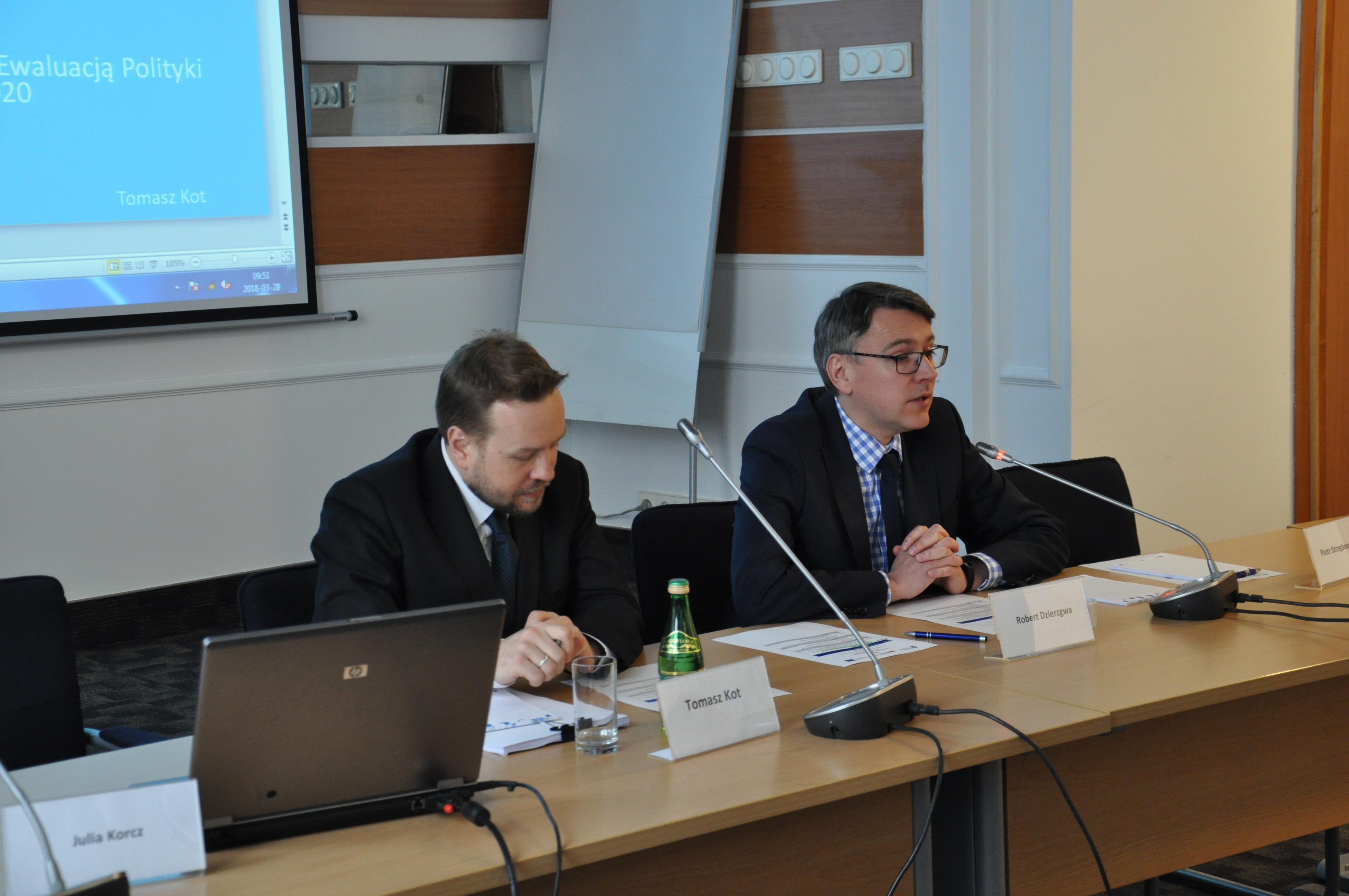 Pan Robert Dzierzgwa (na zdjęciu po prawej stronie), Dyrektor Departamentu Strategii Rozwoju otwiera posiedzenie Zespołu Sterującego Ewaluacją