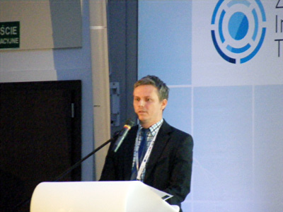 Dyrektor Piotr Zygadło przedstawia prezentację o wdrażaniu ZIT w okresie 2014-2020.